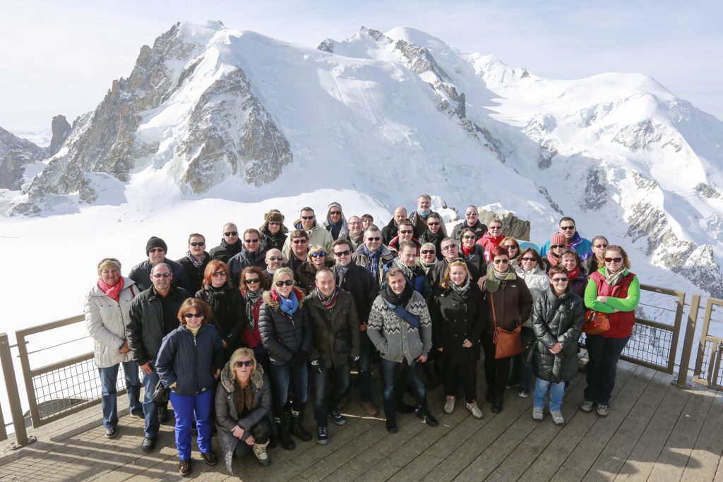 Photo de groupe en haut de l'Aiguille du Midi, devant le Mont Blanc