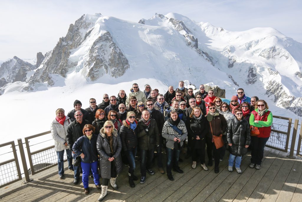 Photo de groupe devant l'Aiguille du Midi