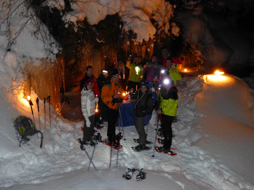 Groupe en raquettes dans la nuit