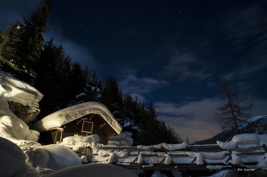 Cascade du Dard enneigée pendant la nuit