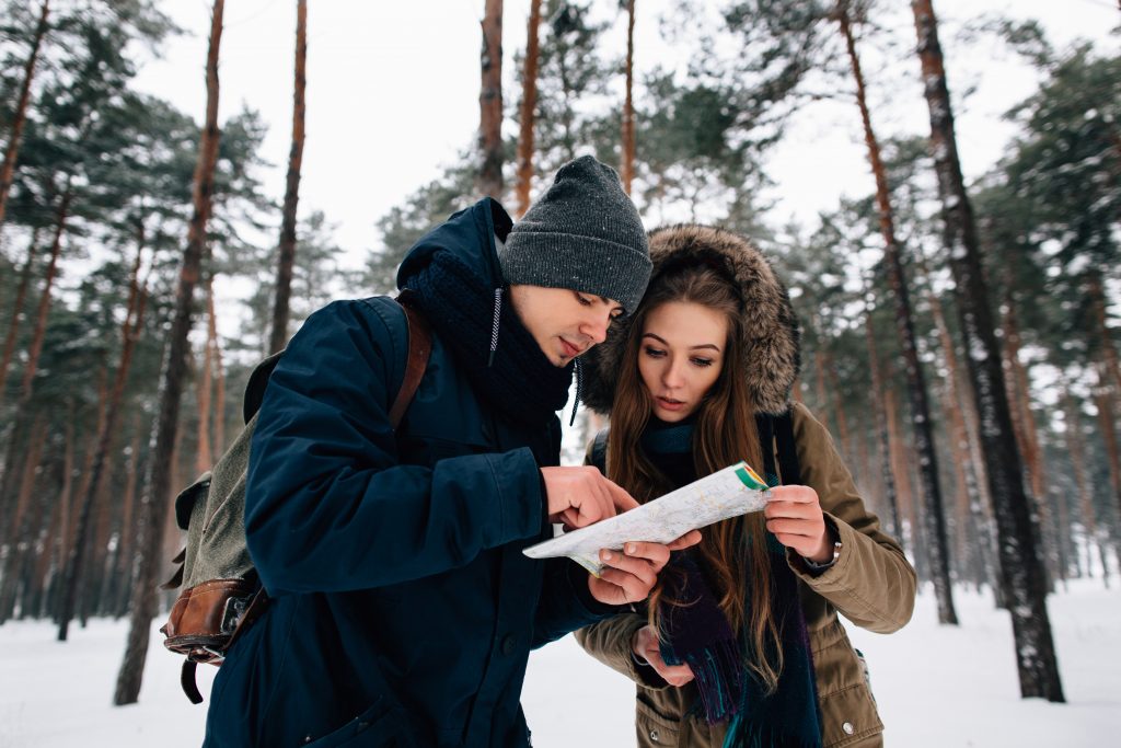 Couple qui regarde une carte dans la fôret