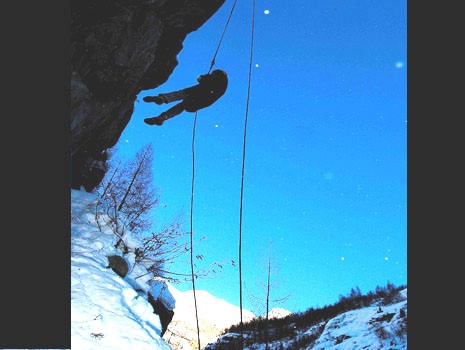 Personne qui descends en rappel